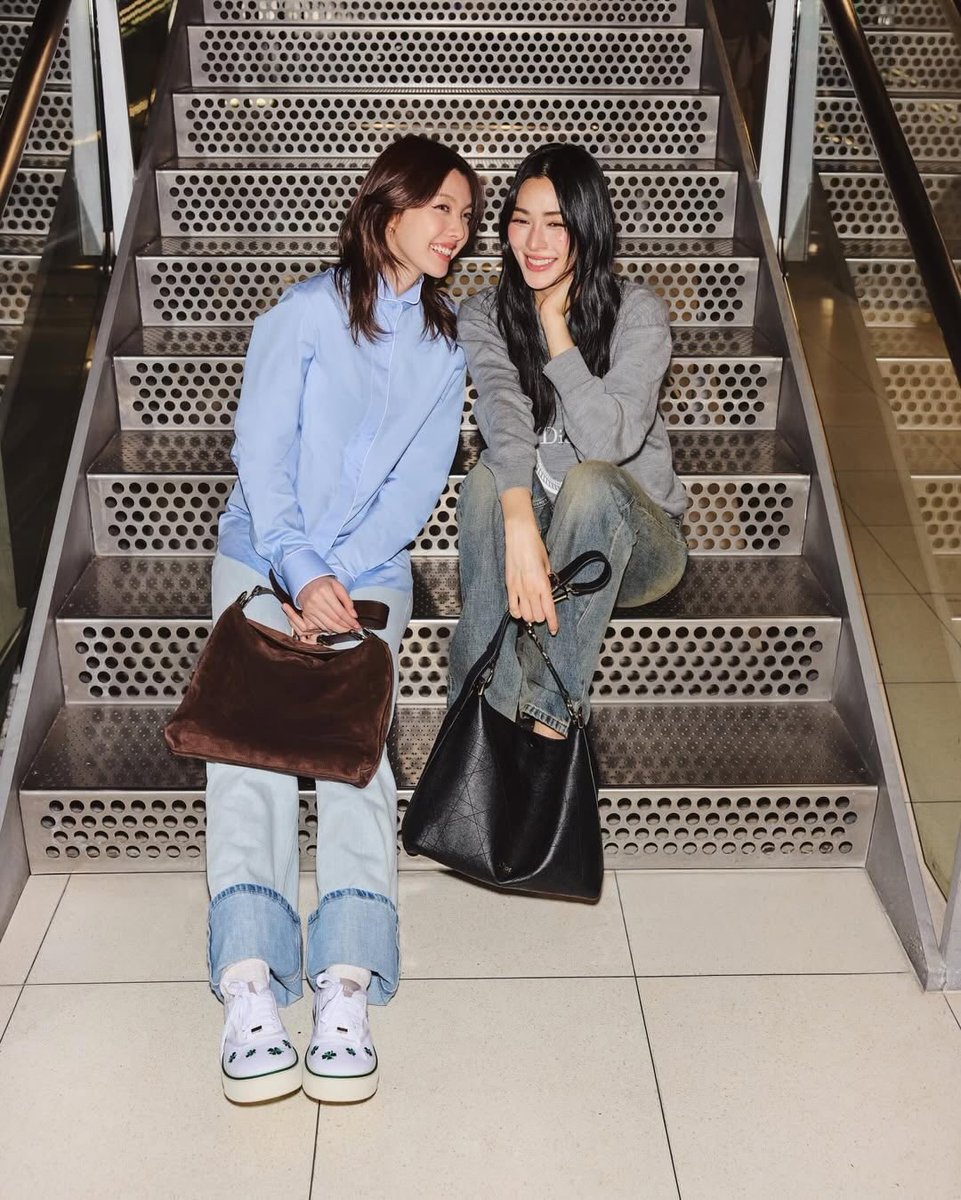 ส่องความหวานส่งตรงสู่ #PFW2026 
หลิงหลิง ศิริลักษณ์  <a href="/linglingsirilak/">linglingsirilak</a> เเละ ออม กรณ์นภัส <a href="/ormmormm/">orm kornnaphat🌈</a> Dior Brand Ambassador <a href="/Dior/">Dior</a> พร้อมบินลัดฟ้าสู่กรุงปารีส ประเทศฝรั่งเศส เพื่อเข้าร่วมชม Dior Women's Autumn-Winter 2026-2027  Show วันที่ 3 มีนาคม เวลา 14.30 น. ตามเวลาปารีส

LINGORM