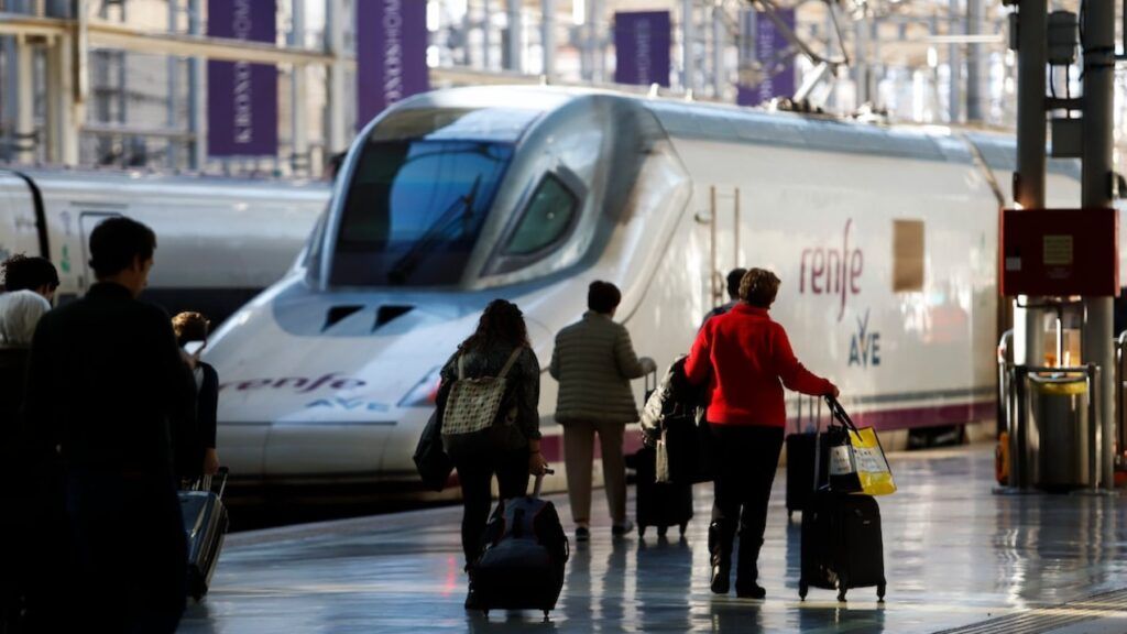 3linconformista's tweet photo. AVE Madrid-Málaga: Ouigo e Iryo cancelan sus trenes hasta el 23 de febrero y Renfe cambia sus itinerarios https://t.co/yYHTe5taaJ https://t.co/X4jSLdg1Tr