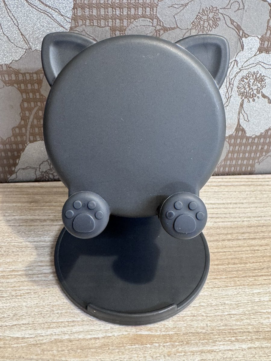 Johnny_ac8810's tweet photo. 金曜三宮ぶらぶら中セリア寄った時買ったネッ��のスマホスタンド今日から会社で使う https://t.co/6yvbCPR2mr