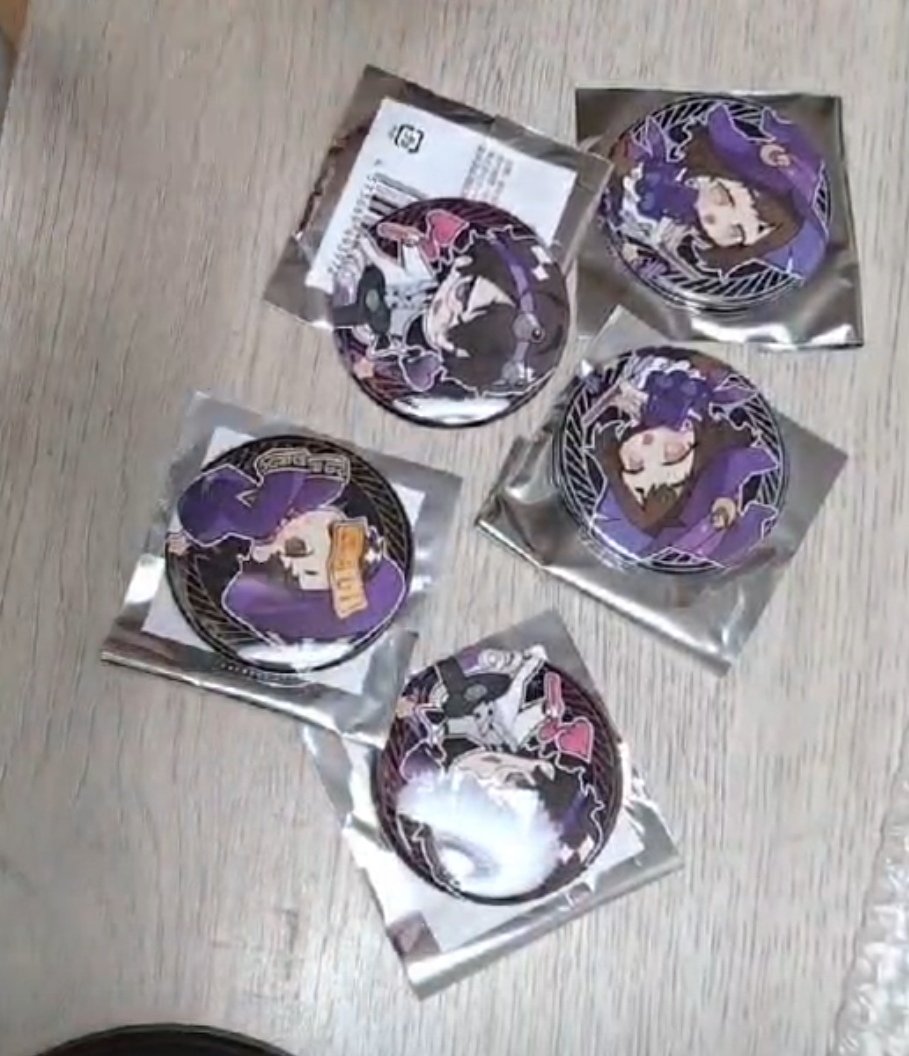 aisha199323's tweet photo. メルカリでRoyal Scandalのハロウィンバッジを買ったら騙された！
本当に腹が立つ！未開封って書いてあったのに、開封してみたら10個ほぼ同じだった！

こんな人まじ消えろ😡😡😡😡

#RoyalScandal 
#ロイスキャ
#RoyalScandalHalloween2025 https://t.co/NIZjqYY39O