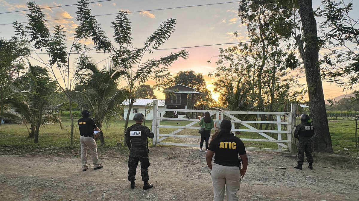 MP_Honduras's tweet image. #MP dirige allanamientos para desarticular estructura criminal de narcotráfico a la que la #ATIC le incautó más de 2.8 toneladas de cocaína mp.hn/publicaciones/…