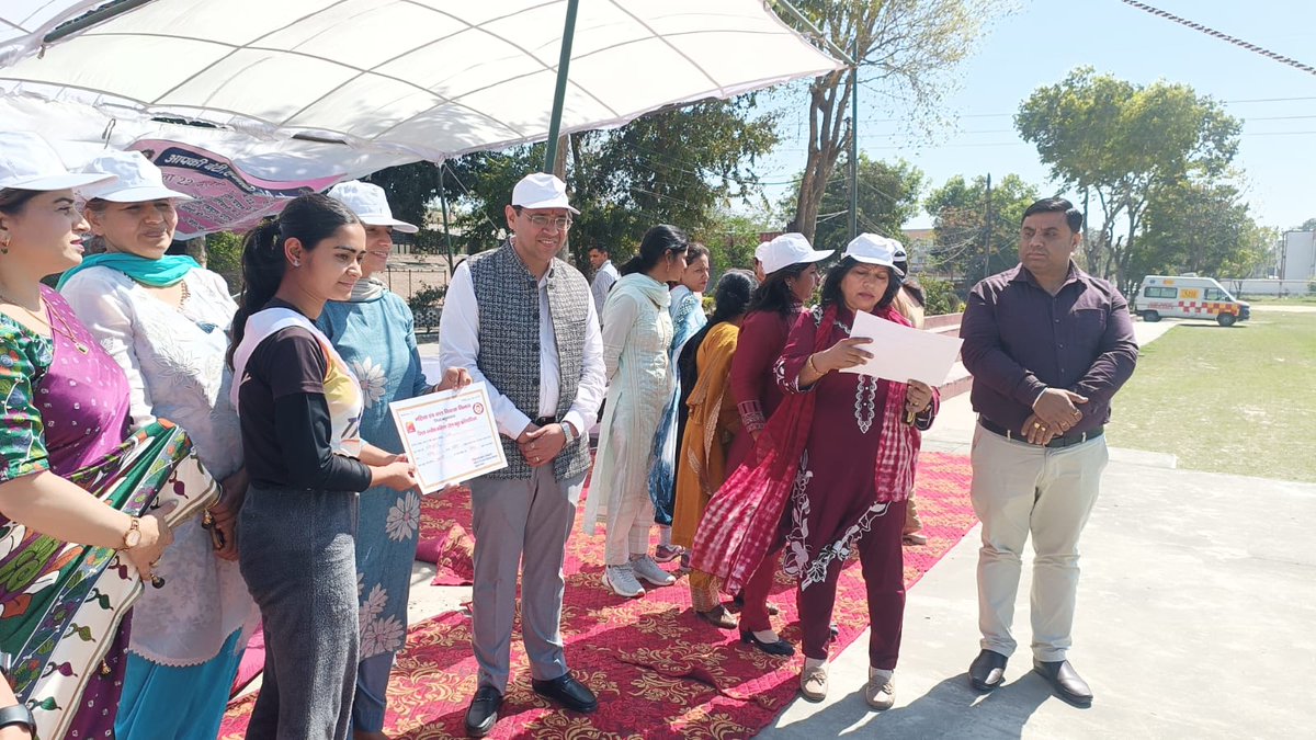 चूल्हा चौंका करने वाली महिलाओं ने जब मैदान में अपना दमखम दिखाया तो हर किसी ने उत्साहवर्धन किया। महिला एवं बाल विकास की ओर से जिला स्तरीय महिला खेलकूद प्रतियोगिता का आयोजन पुलिस लाइन खेल प्रांगण में करवाया गया।