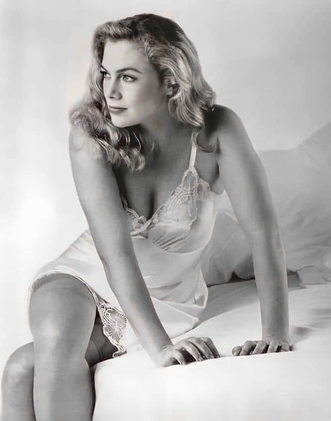 I think this is Kathleen in 1990.

Stunning.

Life passes far too quickly.

❤️ Kathleen Turner.