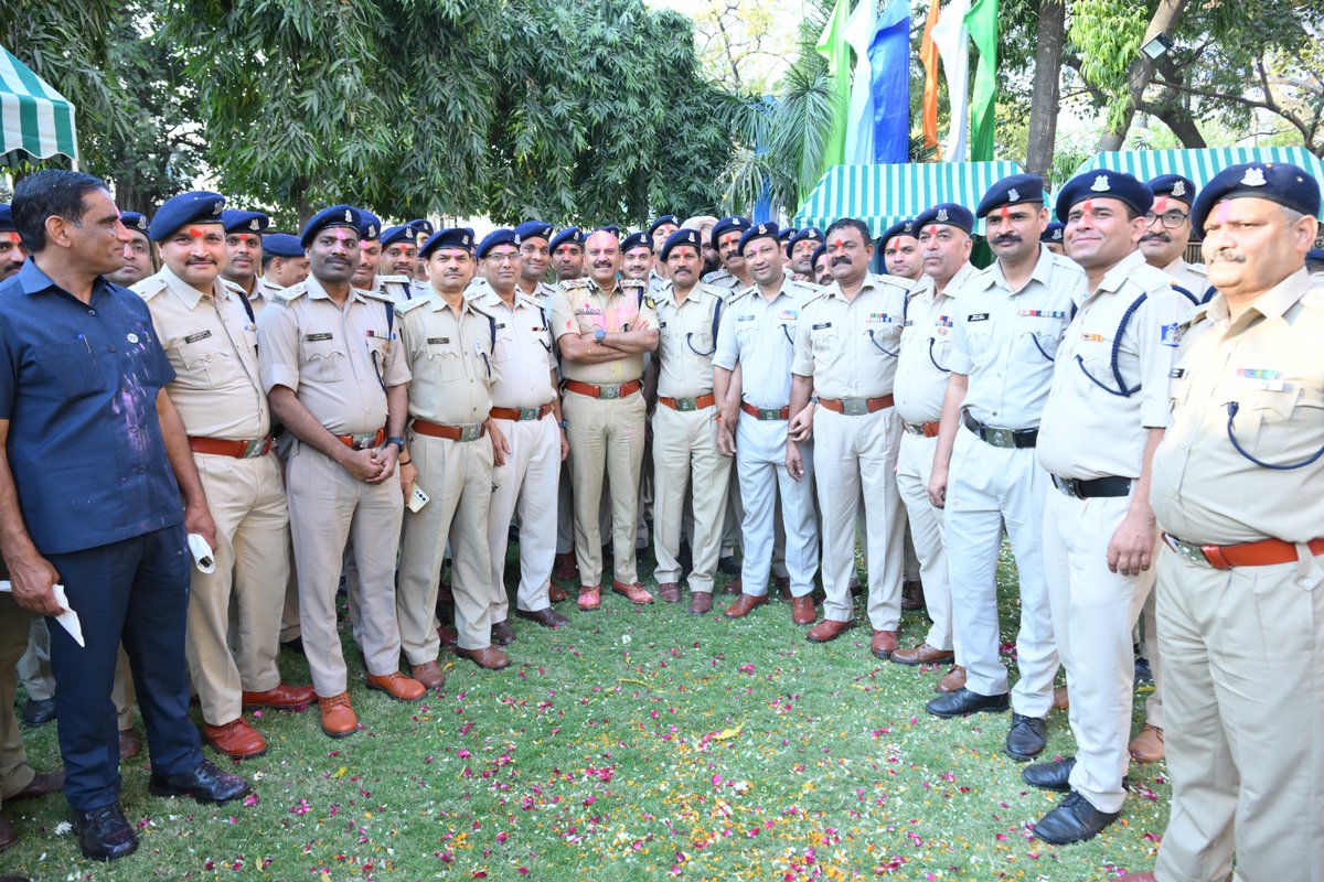 Celebrating the spirit of togetherness.

​On the occasion of #Holi Milan, DG <a href="/crpfindia/">🇮🇳CRPF🇮🇳</a>, Shri G. P. Singh, IPS, joined officers &amp; personnel at CRPF HQ to celebrate with colours and sweets. Such informal interactions strengthen the bond of the #CRPF Parivaar.

#NationFirst