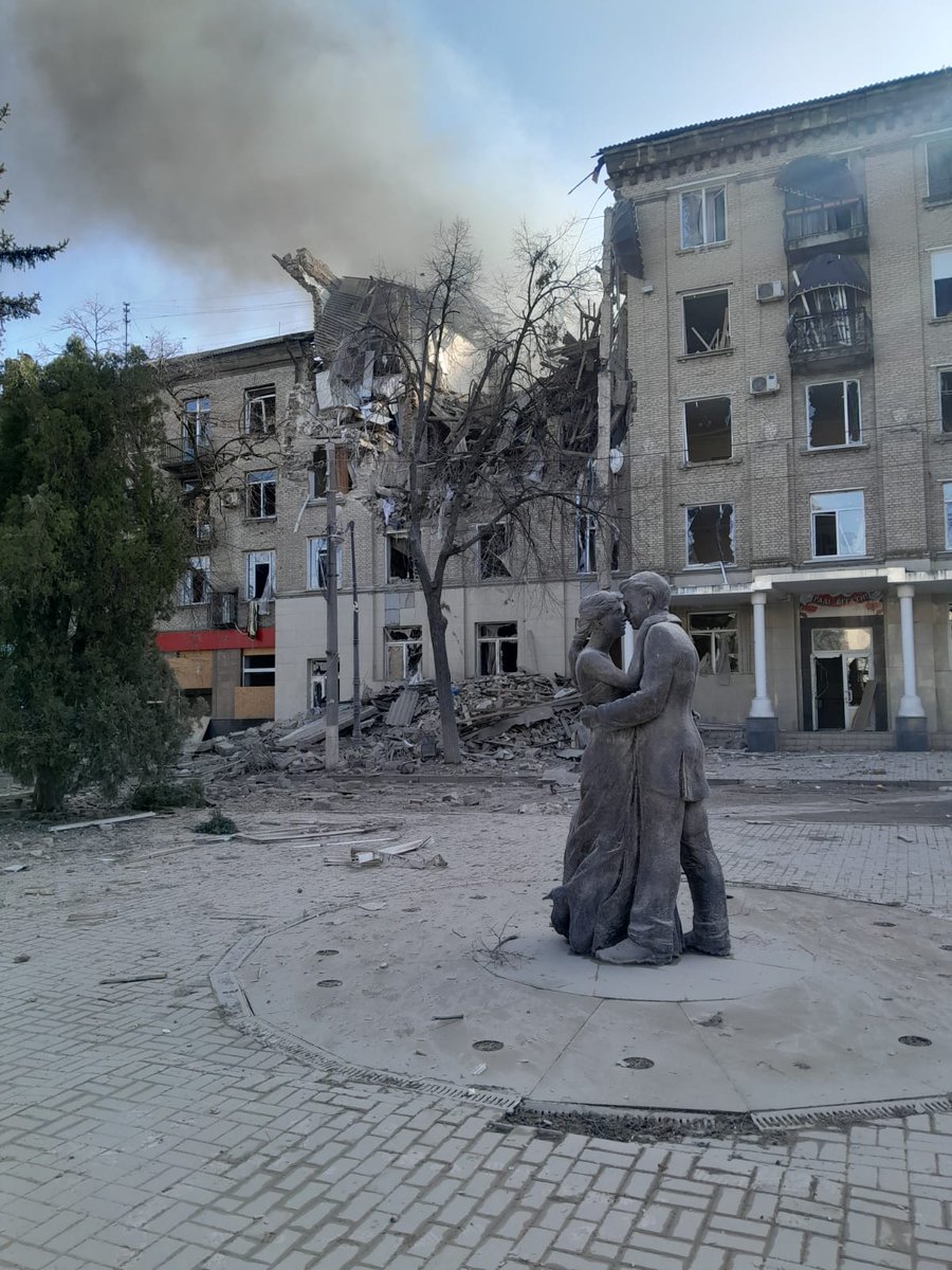 filashkin's tweet photo. At least 5 killed and 13 injured in morning Russian attacks in Donetsk Oblast. 

Kramatorsk: 3 dead, 2 wounded. Druzhkivka: 2 dead, 11 injured, 7 apartment buildings damaged. Emergency services are working. 

Russia keeps targeting civilians and must be held accountable. https://t.co/lJmMd6er6n
