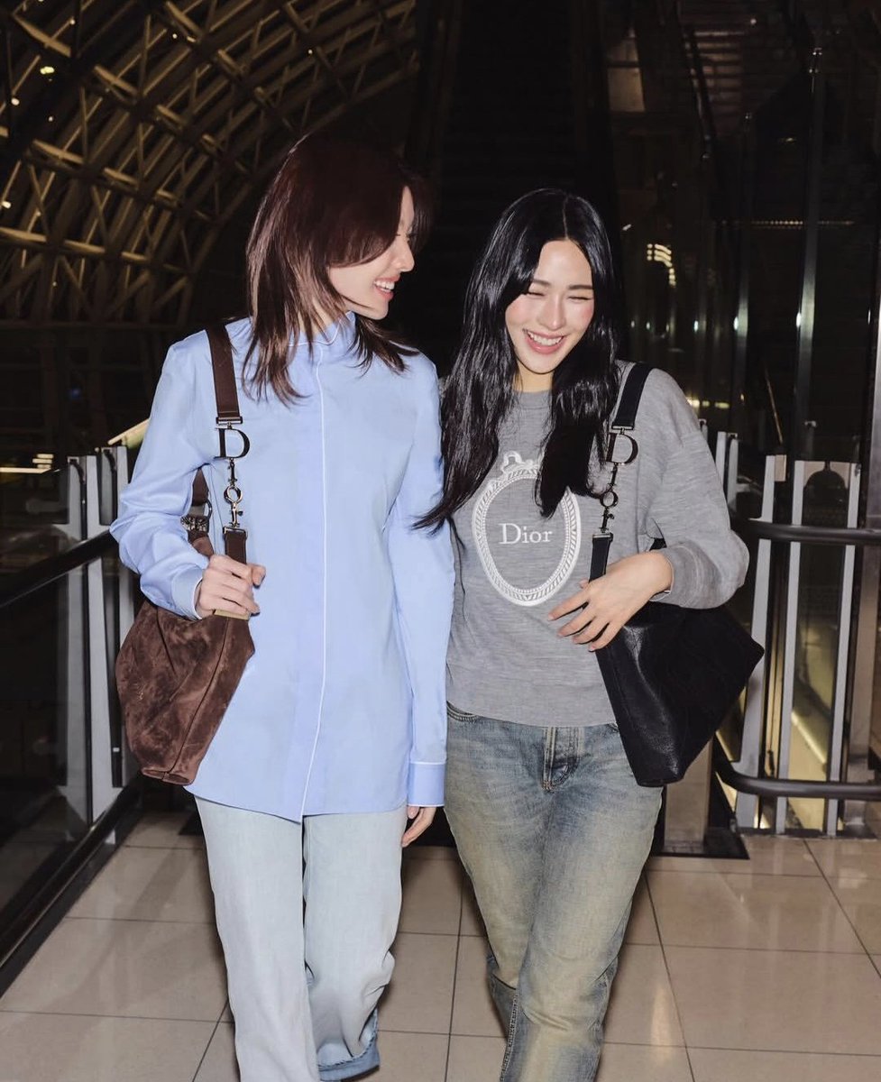 EverydaynewsTH's tweet photo. คนสวยพร้อมบิน✈️ ส่องแอร์พอร์ตลุคของสองสาวเฮาส์แอมบาสเดอร์ Dior "หลิงหลิง คอง" และ "ออม กรณ์นภัส" พร้อมเดินทางสู่กรุงปารีส เพื่อเข้าร่วมชมแฟชันโชว์ Dior Autumn/ Winter 2026 ในวันที่ 3 มีนาคม เวลา 3 ทุ่มตรง รอติดตามอยู่น้า🫶✨️

LINGORM TAKEOFF TO DIORAW26 #LingOrmDiorAW26APTLook 
#LinglingKwong #OrmKornnaphat #LingOrm #Dior #DiorAW26 #PFW @Dior @linglingsirilak @ormmormm