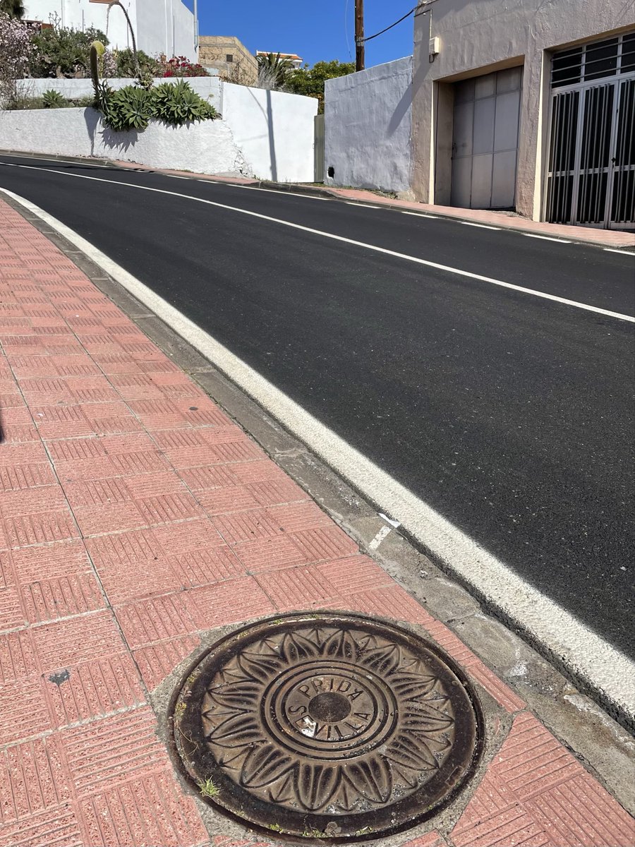 Here’s a nice design for a manhole cover as we enter Spring up in the northern hemisphere- very flowery! Found on the lovely island of Tenerife #ManholeCoverMonday