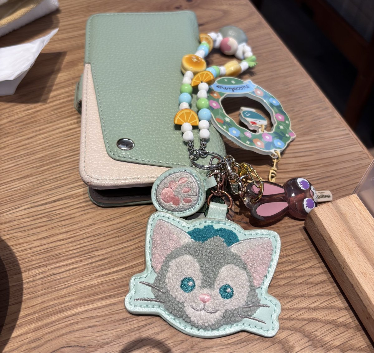 Noncha318's tweet photo. 久しぶりに学生の頃の友達に会ったら、たまたま2人とも緑🟢の服で「女子の服で緑がかぶるとかある！？」って2人で笑いながらカフェに入ったら、友達のカバンや小物が全部緑で負けた🤣（友達の推しはミャクミャクなのに！😂）
#推し色 https://t.co/LLXIhQ7G57