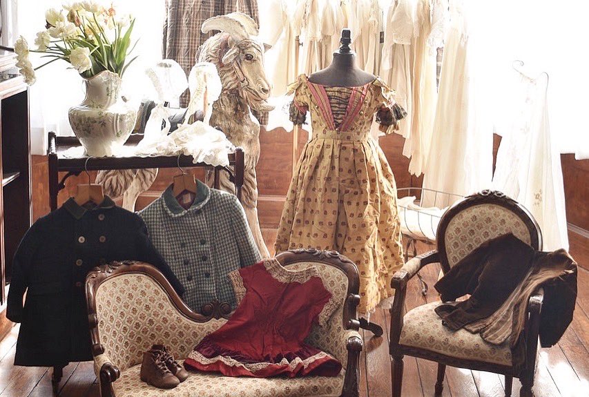 velvet_knot's tweet photo. 【告知】
Velvet Knot Art Exhibition 2026
“ Doll’s Closet “
2026年GW、ベルベットノット人形展を
アート展としてより一層深く、華やかに展開します。葉山の洋館「旧足立邸」に33名の高い表現力を持つ作家が集結し実現する、本物のアンティークに囲まれた空間での類を見ない世界観をご堪能ください。 https://t.co/5nSKqVoGnH
