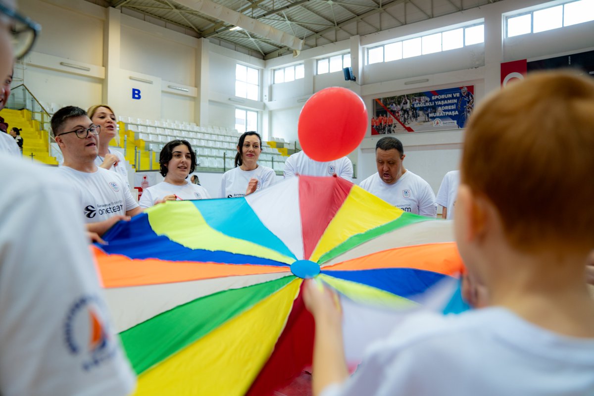 AnadoluEfesSK's tweet image. 🏀 2025–2026 sezonu #OneTeam yolculuğumuzda üçüncü haftadayız.

🎥 Anadolu Efes Spor Kulübü, Corendon Turizm Grubu, ZİÇEV ve Muratpaşa Belediyesi iş birliğiyle yürüttüğümüz One Team programımızın bu haftaki odağı özgüven.
Çalışmalarımız aracılığıyla; özel sporcu gençlerimizin
