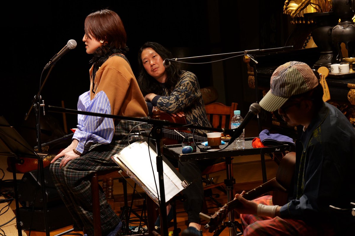 CowandMouseInfo's tweet photo. 安藤裕子 アナタ色ノ街
「バレンタインの旅・白の旅」
●2月28日(土)充国寺
⁡
仙台公演 ご来場の皆様、ありがとうございました！
⁡
充国寺の皆さんの温かいお心遣いに感謝しております✨
⁡
出店のkusakanmuricafe さんも、
一緒に盛り上げてくれてありがとうございました！！

羊毛くんはじっくりと安藤さんの話を聴いてます👂
⁡
◎今回の編成はこちら💁‍♀️
Vo 安藤裕子
Gt 市川和則(羊毛とおはな)
Ba Shigekuni
_________________________________
⁡
ツアーは続きます！
群馬、山梨、福岡、北九州のご予約受付中！！
⁡
【群馬/高崎公演】
●3月7日(土)新島学園短期大学 講堂
開場14:30 / 開演15:00
⁡
【山梨公演】
●3月８日(日)こうふ亀屋座
開場15:30 / 開演16:00
⁡
【福岡公演】
●3月14日(土)西林寺
開場17:00 / 開演18:00
⁡
【北九州公演】
●3月15日(日)BRICK HALL
開場17:00 / 開演18:00
_________________________________
⁡
［料金］
🎫通常前売チケット5,500円
※全公演 整理番号順入場・自由席
⁡
チケットのお申し込み方法⤵︎
⁡
［Bitfan］
https://t.co/xwAsQSmBUQ
⁡
［メール予約］
📩cowandmouse489@gmail.com
⁡
特設サイト：https://t.co/JwRdUQNegu
⁡
#安藤裕子 #アナタ色ノ街
#市川和則 #羊毛とおはな #Shigekuni