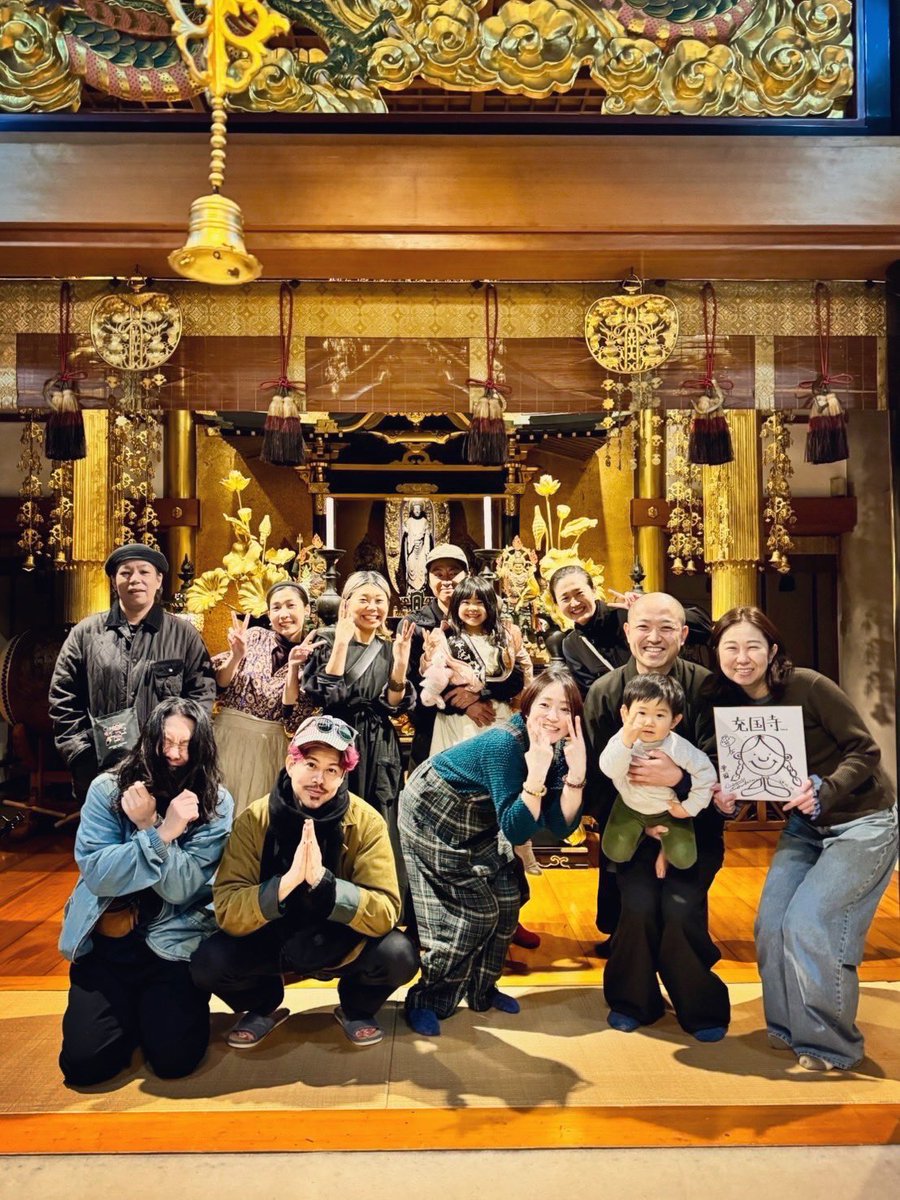 CowandMouseInfo's tweet photo. 安藤裕子 アナタ色ノ街
「バレンタインの旅・白の旅」
●2月28日(土)充国寺
⁡
仙台公演 ご来場の皆様、ありがとうございました！
⁡
充国寺の皆さんの温かいお心遣いに感謝しております✨
⁡
出店のkusakanmuricafe さんも、
一緒に盛り上げてくれてありがとうございました！！

羊毛くんはじっくりと安藤さんの話を聴いてます👂
⁡
◎今回の編成はこちら💁‍♀️
Vo 安藤裕子
Gt 市川和則(羊毛とおはな)
Ba Shigekuni
_________________________________
⁡
ツアーは続きます！
群馬、山梨、福岡、北九州のご予約受付中！！
⁡
【群馬/高崎公演】
●3月7日(土)新島学園短期大学 講堂
開場14:30 / 開演15:00
⁡
【山梨公演】
●3月８日(日)こうふ亀屋座
開場15:30 / 開演16:00
⁡
【福岡公演】
●3月14日(土)西林寺
開場17:00 / 開演18:00
⁡
【北九州公演】
●3月15日(日)BRICK HALL
開場17:00 / 開演18:00
_________________________________
⁡
［料金］
🎫通常前売チケット5,500円
※全公演 整理番号順入場・自由席
⁡
チケットのお申し込み方法⤵︎
⁡
［Bitfan］
https://t.co/xwAsQSmBUQ
⁡
［メール予約］
📩cowandmouse489@gmail.com
⁡
特設サイト：https://t.co/JwRdUQNegu
⁡
#安藤裕子 #アナタ色ノ街
#市川和則 #羊毛とおはな #Shigekuni