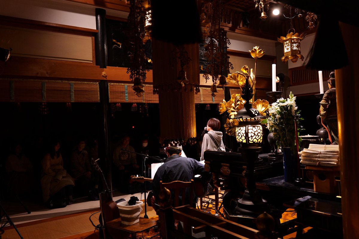 CowandMouseInfo's tweet photo. 安藤裕子 アナタ色ノ街
「バレンタインの旅・白の旅」
●2月28日(土)充国寺
⁡
仙台公演 ご来場の皆様、ありがとうございました！
⁡
充国寺の皆さんの温かいお心遣いに感謝しております✨
⁡
出店のkusakanmuricafe さんも、
一緒に盛り上げてくれてありがとうございました！！

羊毛くんはじっくりと安藤さんの話を聴いてます👂
⁡
◎今回の編成はこちら💁‍♀️
Vo 安藤裕子
Gt 市川和則(羊毛とおはな)
Ba Shigekuni
_________________________________
⁡
ツアーは続きます！
群馬、山梨、福岡、北九州のご予約受付中！！
⁡
【群馬/高崎公演】
●3月7日(土)新島学園短期大学 講堂
開場14:30 / 開演15:00
⁡
【山梨公演】
●3月８日(日)こうふ亀屋座
開場15:30 / 開演16:00
⁡
【福岡公演】
●3月14日(土)西林寺
開場17:00 / 開演18:00
⁡
【北九州公演】
●3月15日(日)BRICK HALL
開場17:00 / 開演18:00
_________________________________
⁡
［料金］
🎫通常前売チケット5,500円
※全公演 整理番号順入場・自由席
⁡
チケットのお申し込み方法⤵︎
⁡
［Bitfan］
https://t.co/xwAsQSmBUQ
⁡
［メール予約］
📩cowandmouse489@gmail.com
⁡
特設サイト：https://t.co/JwRdUQNegu
⁡
#安藤裕子 #アナタ色ノ街
#市川和則 #羊毛とおはな #Shigekuni