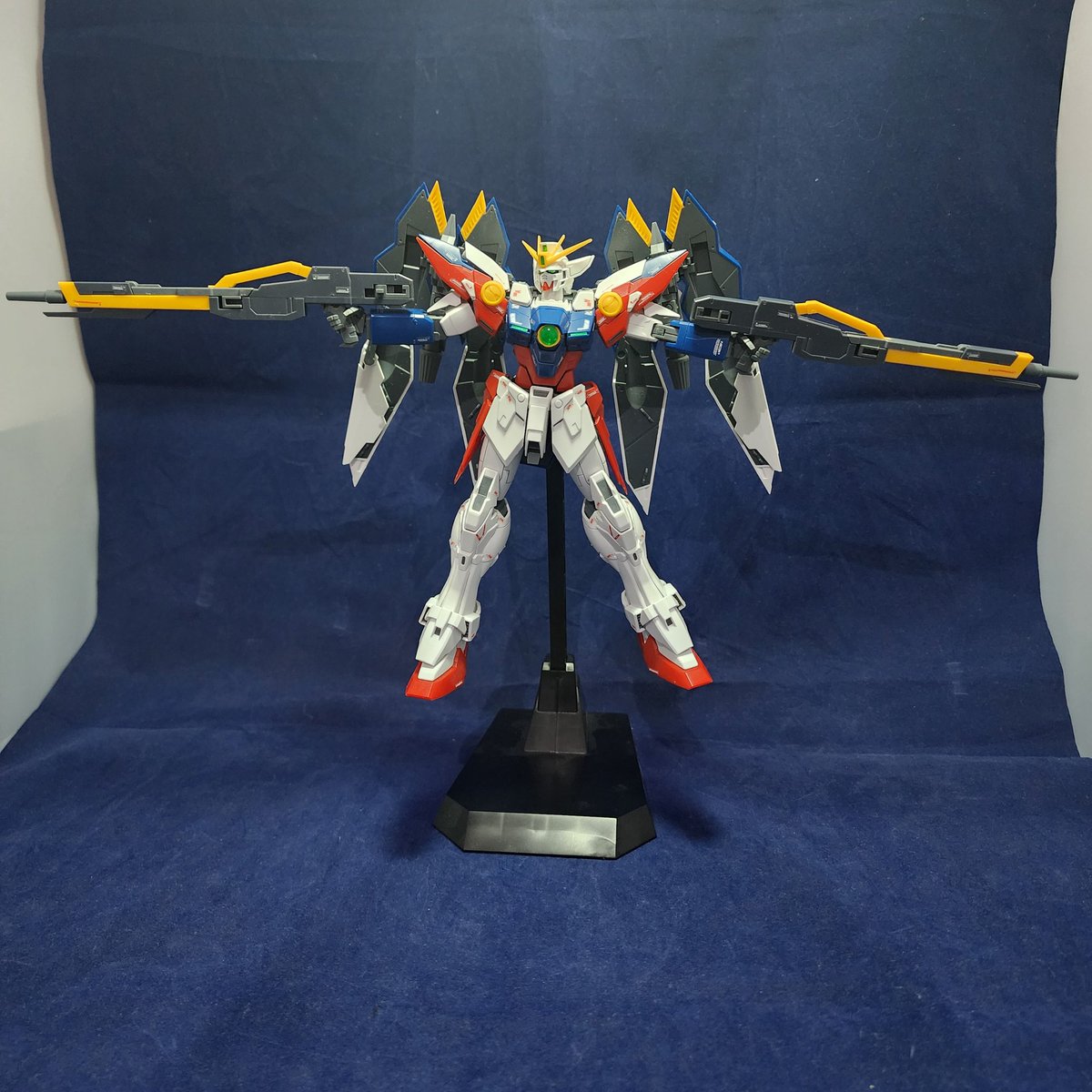 Alghoul1984's tweet image. Taking a quick visit to the After Colony era! The MG Wing Gundam Proto Zero is fully built. The wingspan is massive and I’m pretty sure the Zero System is judging my posing skills right now. Absolute perfection from a classic.
​#GundamWing #Gunpla #ProtoZero ##mastergrade