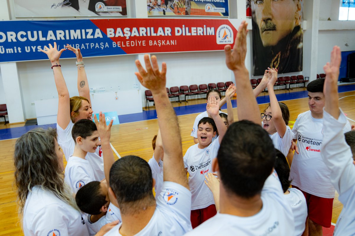 AnadoluEfesSK's tweet image. 🏀 2025–2026 sezonu #OneTeam yolculuğumuzda üçüncü haftadayız.

🎥 Anadolu Efes Spor Kulübü, Corendon Turizm Grubu, ZİÇEV ve Muratpaşa Belediyesi iş birliğiyle yürüttüğümüz One Team programımızın bu haftaki odağı özgüven.
Çalışmalarımız aracılığıyla; özel sporcu gençlerimizin