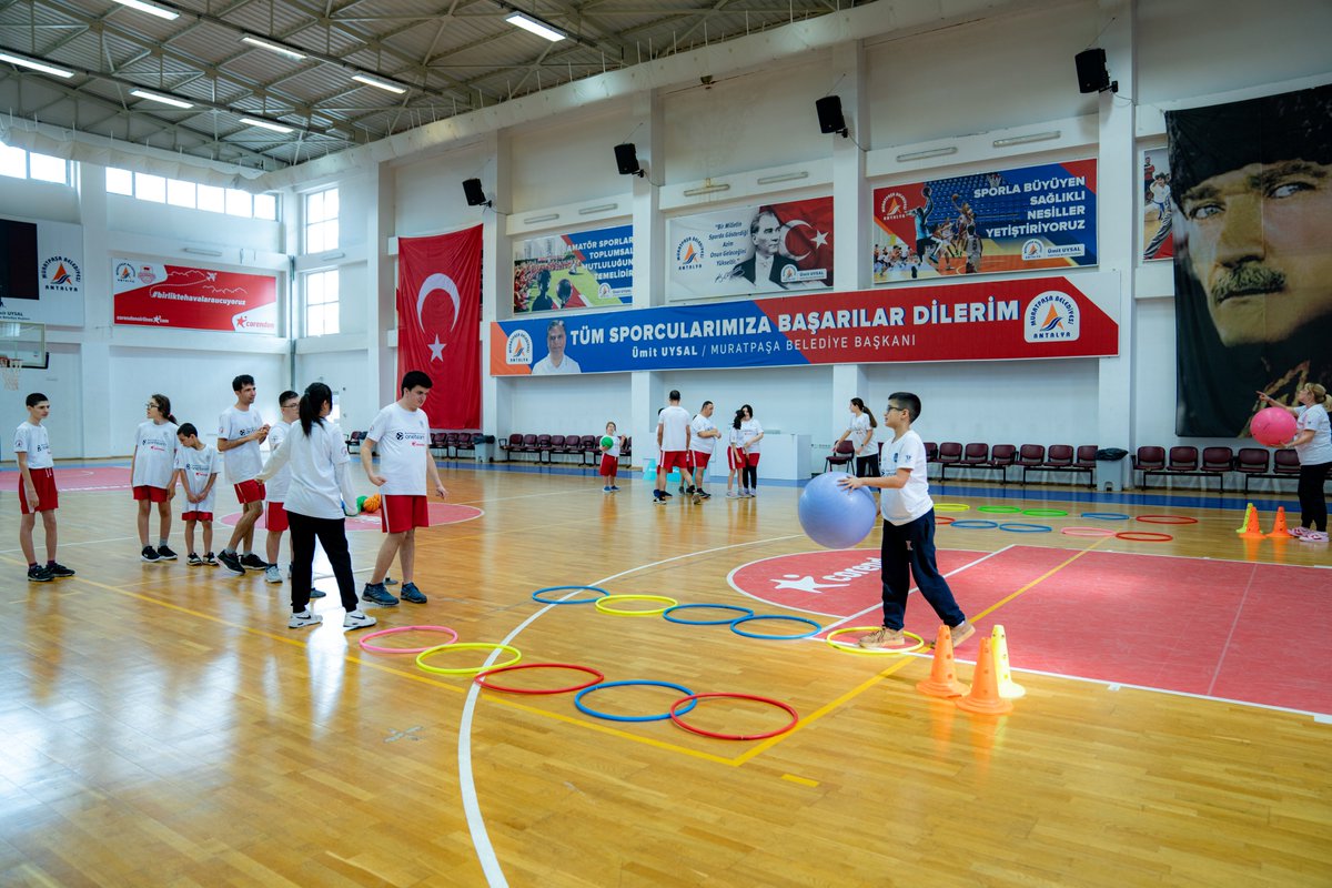 AnadoluEfesSK's tweet image. 🏀 2025–2026 sezonu #OneTeam yolculuğumuzda üçüncü haftadayız.

🎥 Anadolu Efes Spor Kulübü, Corendon Turizm Grubu, ZİÇEV ve Muratpaşa Belediyesi iş birliğiyle yürüttüğümüz One Team programımızın bu haftaki odağı özgüven.
Çalışmalarımız aracılığıyla; özel sporcu gençlerimizin