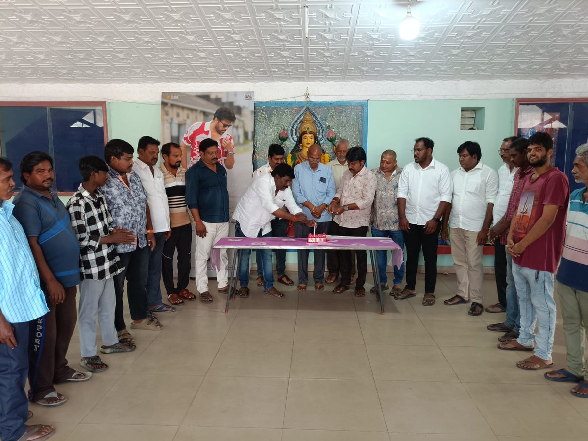 koti7711's tweet photo. భీమవరం ~ మెగాస్టార్ చిరంజీవి నటించిన #MSVG చిత్రం 50 రోజులు పూర్తి చేసుకున్న సందర్భంగా మెగా ప్యాన్స్ అధ్వర్యంలో పద్మాలయ థియేటర్ లో విజయోత్సవ వేడుకలు నిర్వహించారు.

50వ రోజు షీల్డ్ , కేక్ కటింగ్ మరియు థియేటర్ స్టాఫ్ కు భోజనాలు

@KChiruTweets ❤️‍🔥 #50DaysOfMSVG
#MegaBlockBusterMSG 💥 https://t.co/lizYtYzImx