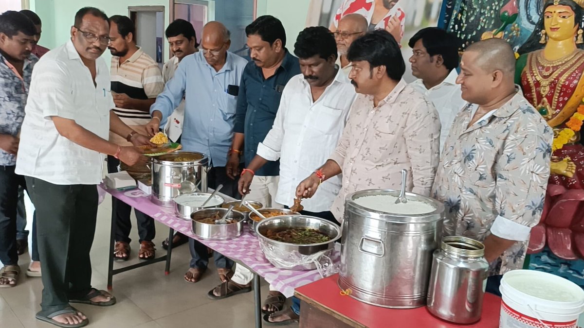koti7711's tweet photo. భీమవరం ~ మెగాస్టార్ చిరంజీవి నటించిన #MSVG చిత్రం 50 రోజులు పూర్తి చేసుకున్న సందర్భంగా మెగా ప్యాన్స్ అధ్వర్యంలో పద్మాలయ థియేటర్ లో విజయోత్సవ వేడుకలు నిర్వహించారు.

50వ రోజు షీల్డ్ , కేక్ కటింగ్ మరియు థియేటర్ స్టాఫ్ కు భోజనాలు

@KChiruTweets ❤️‍🔥 #50DaysOfMSVG
#MegaBlockBusterMSG 💥 https://t.co/lizYtYzImx
