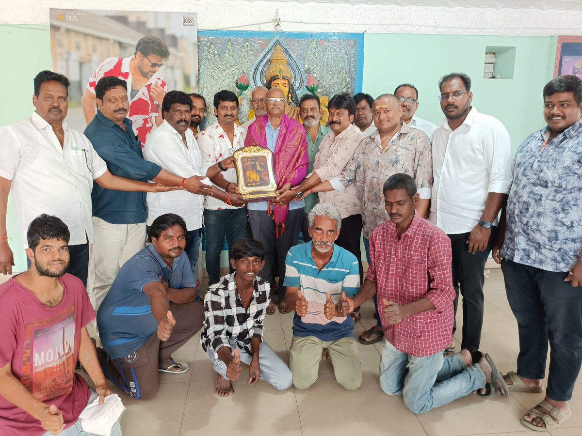 koti1177's tweet photo. భీమవరం ~ మెగాస్టార్ చిరంజీవి నటించిన #MSVG చిత్రం 50 రోజులు పూర్తి చేసుకున్న సందర్భంగా మెగా ప్యాన్స్ అధ్వర్యంలో పద్మాలయ థియేటర్ లో విజయోత్సవ వేడుకలు నిర్వహించారు.

50వ రోజు షీల్డ్ , కేక్ కటింగ్ మరియు థియేటర్ స్టాఫ్ కు భోజనాలు

@KChiruTweets ❤️‍🔥 #50DaysOfMSVG
#MegaBlockBusterMSG 💥 https://t.co/4g7PY6wRKZ