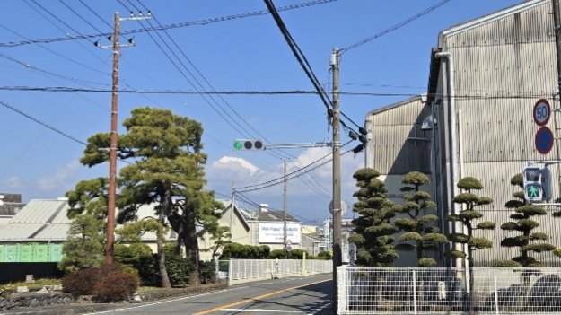 東海道五十三次
静岡県富士市
吉原(ﾖｼﾜﾗ)宿 (左富士)

道中に浮世絵の案内碑あり
パチリ📷

 前回からの続きで
吉原駅～左富士～吉原宿～富士川駅
寄り道やら道迷いばかり😆
普通なら12km程度を結局17km😅

江戸時代の旅人も、聳え立つ富士山に魅了されながら、長い道のりを往来したのかな🍀🤗