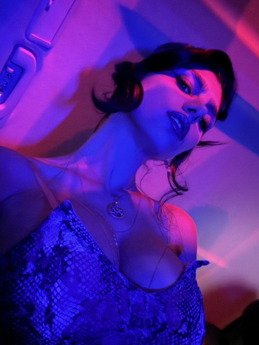 Mia K. tweet media