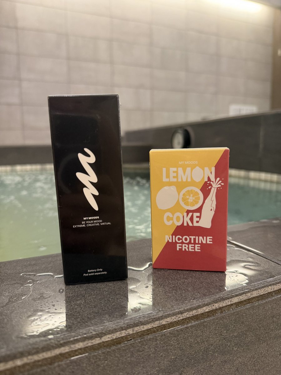 my moods vape My Moods (VAPE) 本体価格1万する本格持ち運びシーシャ 滑らかな吸い心地と26種類の濃厚なフレイバーが特徴  口内に苦味残りやしつこい甘ったるさなどは一切なく 至高の美味しさと吸った後の程よい爽やかさが楽しめる珠玉の逸品