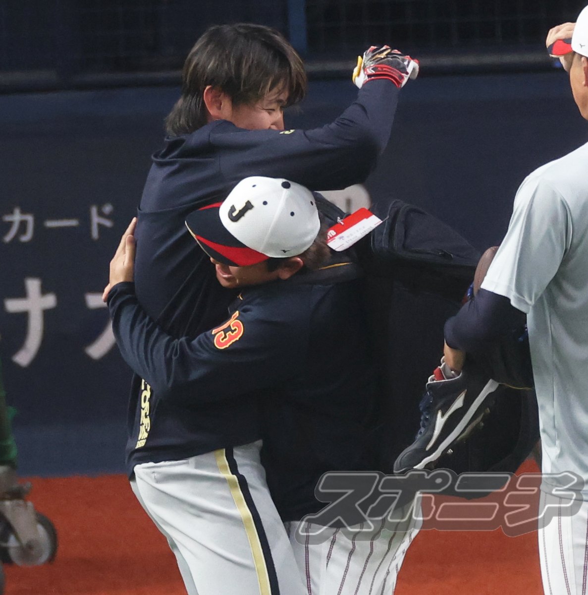 久しぶりの再会を喜ぶ #宮城大弥 投手と #紅林弘太郎 選手