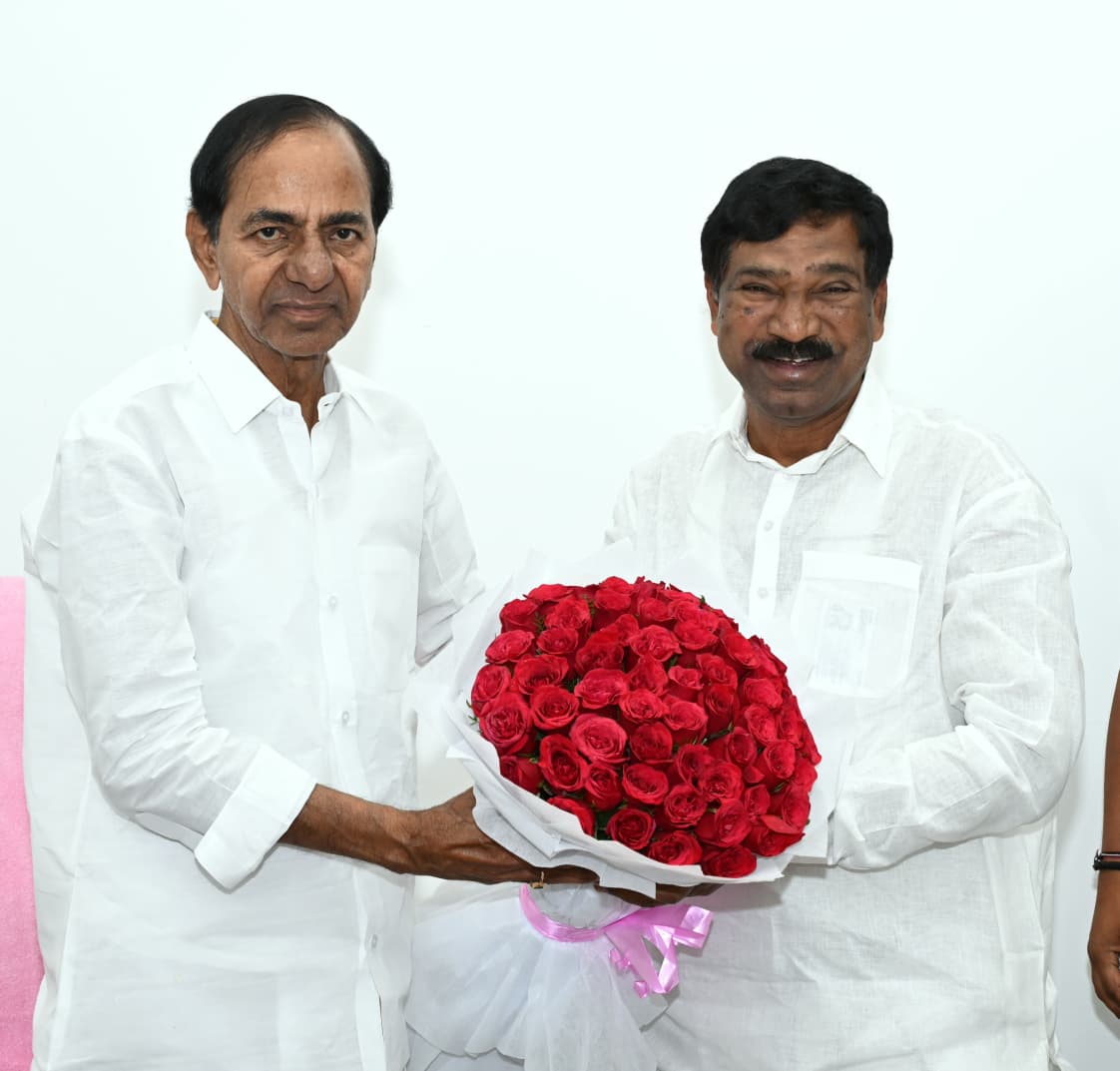 BRSparty's tweet photo. తమ జన్మదినం సందర్భంగా బీఆర్ఎస్ అధినేత, మాజీ ముఖ్యమంత్రి కేసీఆర్ గారిని మాజీ మంత్రులు మహమూద్ అలీ, తాటికొండ రాజయ్య మర్యాదపూర్వకంగా కలిసి ఆశీర్వాదం తీసుకున్నారు. 

ఈ సందర్భంగా కేసీఆర్ గారు వారికి జన్మదిన శుభాకాంక్షలు తెలిపారు. https://t.co/kuETunTp2n