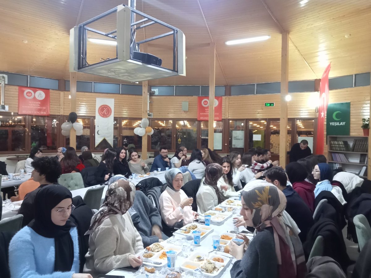 NEVÜ Genç Ofis tarafından Eğitim Fakültesi öğrencileri ve akademik personeline yönelik iftar programı düzenlendi. Dekan Prof. Dr. Mustafa Tahiroğlu, Dekan Yrd. Doç. Dr. Davut Sarıtaş, Dr. Öğr. Üyesi Ebru Üstün ve öğrenciler, Ramazan’ın birlik ve beraberlik ruhunu paylaştı. 🌙✨