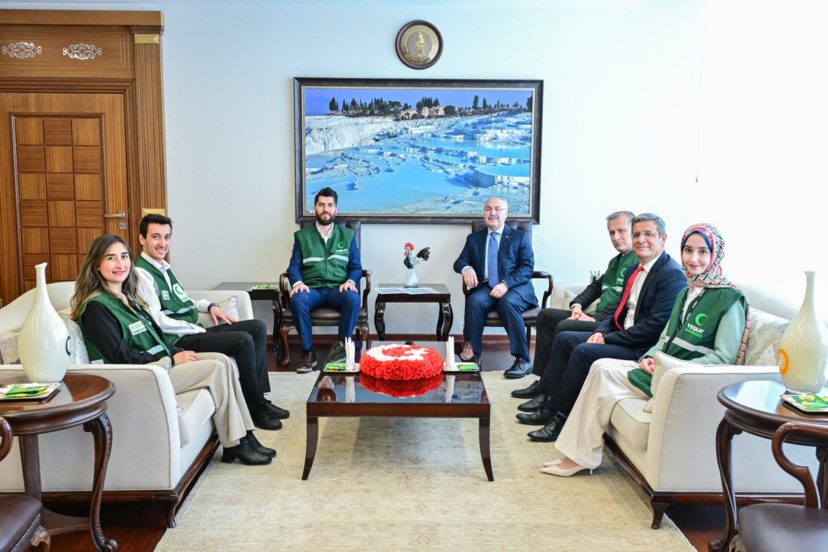 1-7 Mart Yeşilay Haftası kapsamında, Yeşilay Denizli Şubesi olarak Denizli Valimiz Sayın Yavuz Selim KÖŞGER’i makamında ziyaret ettik.

Ziyaretimizde;Yeşilay Haftası boyunca gerçekleştireceğimiz etkinlikler ve ilimizde yürütülen önleyici faaliyetler hakkında bilgilendirdik.++