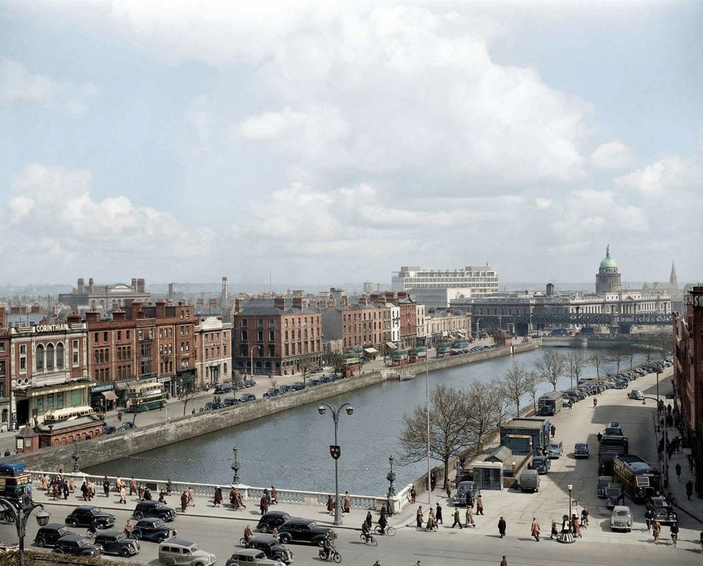 1953, A City Flowing

A glorious view of the River Liffey, as buses, bicycles &amp; polished motorcars thread their way through Dublin’s quays. Pedestrians cross O'Connell bridge in steady rhythm, capturing a capital poised between tradition &amp; modernity.

📷 Irish Independent Archive