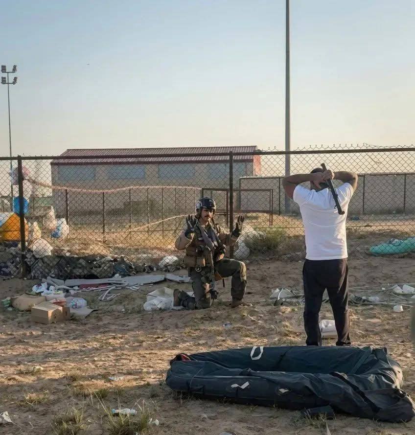 لو كانت المواجهات برية لانكشف الكثير منذ اللحظة الاولى لكن التفوق الجوي هو من يصنع الفارق في المشهد
هذا ليس جنديا بل طيار سقطت طائرته والمفارقة ان من اعتاد التحليق في السماء وجد نفسه على الارض رافعا يديه… .!!!!
الصورة ليست مجرد لقطة عابرة بل كسر معنوي قبل ان تكون خسارة مادية ففي