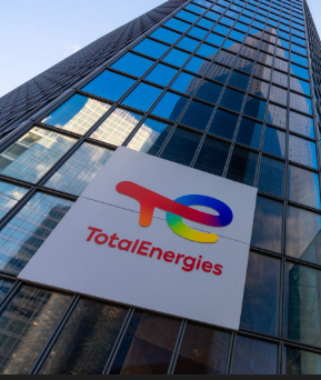 Baggr_fr's tweet photo. TotalEnergies $TTE passe les 70€ ce matin! 

✅Avec les tensions en Iran, le marché anticipe une rupture possible d'approvisionnement. Total, avec ses actifs très diversifiés (notamment aux USA et en Afrique), est perçu comme une valeur capable de capter la hausse des prix sans être totalement paralysé par le conflit.

⚠️Le paradoxe inflationniste : Si le conflit s'embrase et que le pétrole explose trop haut, on risque un choc des prix qui casserait la croissance mondiale et alors la demande baissera.