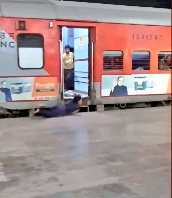 मां की ममता और बहादुरी का ये पल देखो....

एक मां प्लेटफॉर्म पर पानी लेने उतरी थी 
छोटा बच्चा ट्रेन में अकेला रह गया 
घबराहट में मां ने बिना सोचे ट्रेन पकड़ने की कोशिश की → संतुलन बिगड़ा और वो गिर पड़ी

लेकिन हिम्मत हारने की बजाय उठी दौड़ी और किसी तरह ट्रेन पकड़ ली 
बच्चा