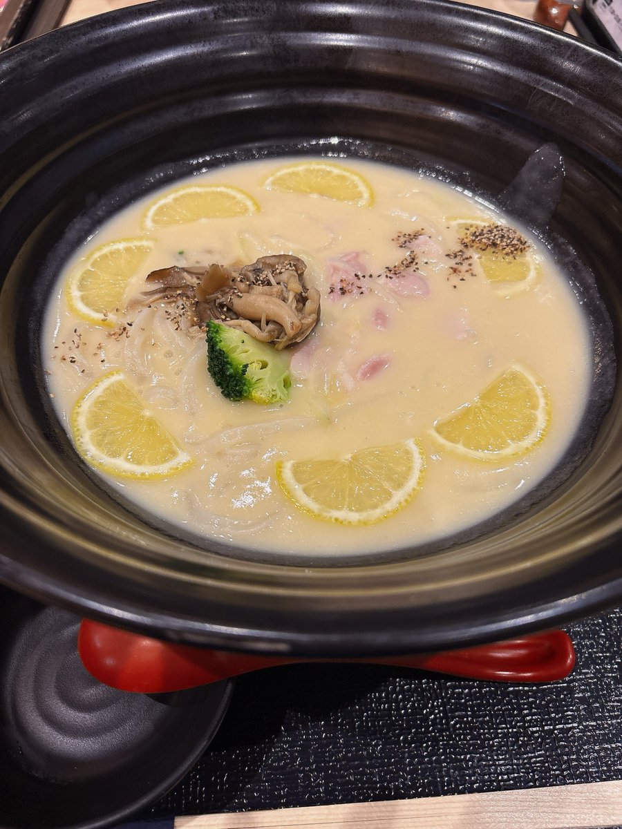 Slike2024's tweet photo. スパジアムジャポン

ついに来ました🚃スパジャポッ！

平日の昼間にも関わらず、岩盤浴休憩スペースは殆ど全埋まりでした💦

けどサ室は湿度や温度は比較的高めで、水風呂は15度後半。外気浴は寝そべ���事も出来て🙆‍♀️

このレモンクリームうどんが美味しかった！お腹いっぱいで満たされました〜🫠 https://t.co/Ajr4qgoeW9