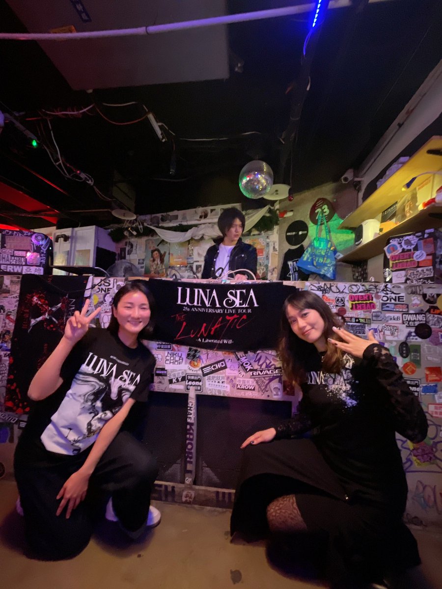 SugiSLAVE's tweet photo. @331shinya @LUNASEAOFFICIAL 

2月28日、台北で小さな真矢の記念イベント。
泣いて、歌って、笑って――
真矢への愛を胸に、これからもLUNA SEAと生きていきます。 https://t.co/ETpqqEOa3W