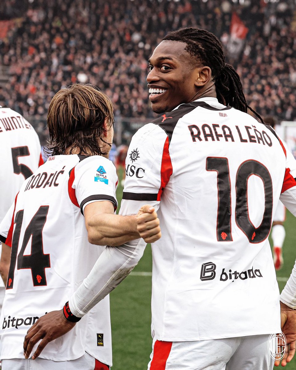 Rafael Leão menjadi pemain pertama sejak Shevchenko 22 tahun lalu yang berhasil mencetak minimal 10 gol di setiap musimnya dalam 5 musim beruntun.

Bangun tim kuat sebagai pendukungnya? No. Kita jual Leão karena dia seorang rapper😜