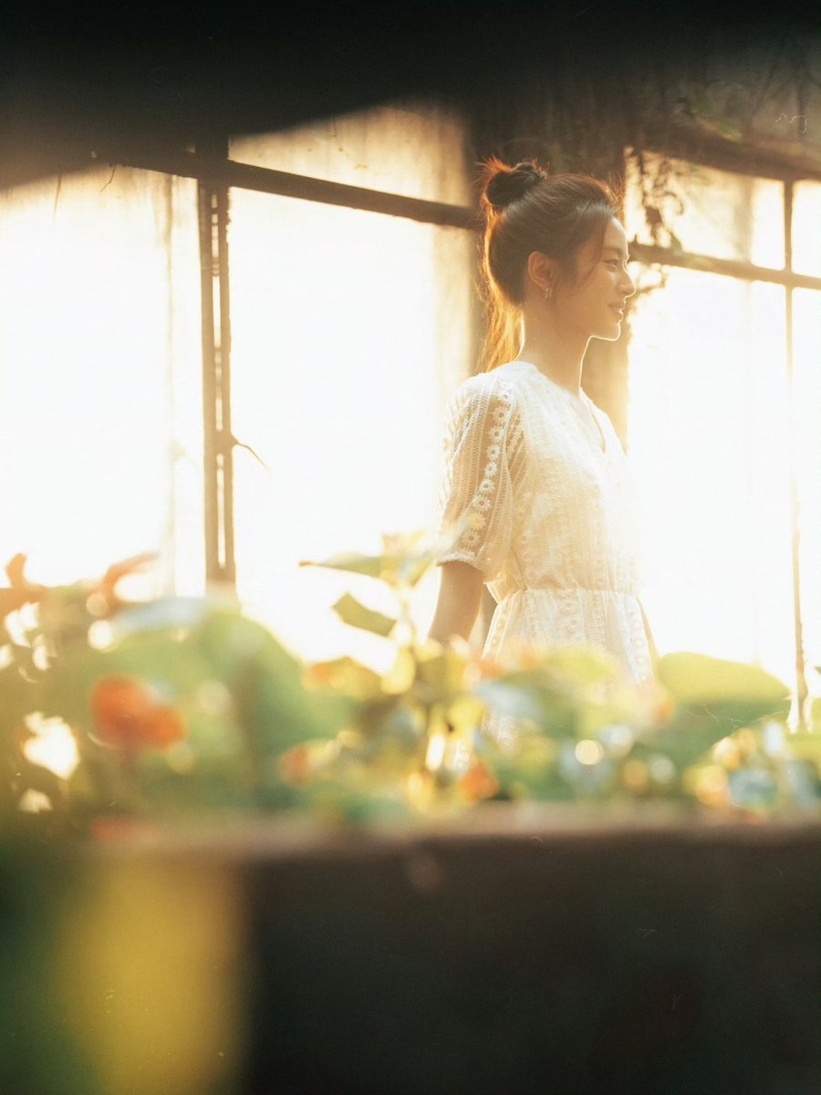 📸 260302 被徐若晗关注了 Weibo Update #徐若晗 #XURUOHAN

“chun chun’s flower shop one-day shop manager is officially online! our shop manager, chun chun, has a healing magic when it comes to growing flowers!

i’ve discovered!!! i always fall in love with xu ruohan in spring!”