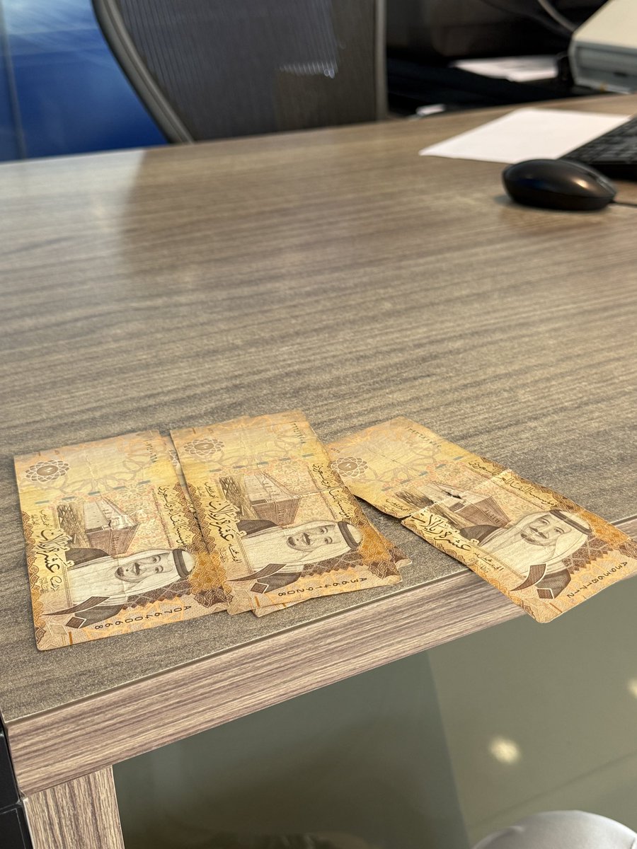 S54_j's tweet photo. محاوله تعكير صفوه الموظفين 
رايح البنك ابدل 40 ريال 😂😂😂 https://t.co/Z7PCUPqmss