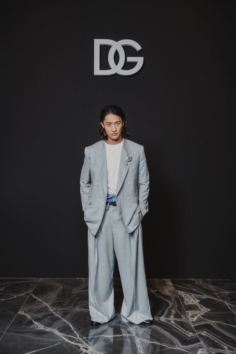 ショーの時の水色のセットアップ、アフパの時の黒のセットアップどちら