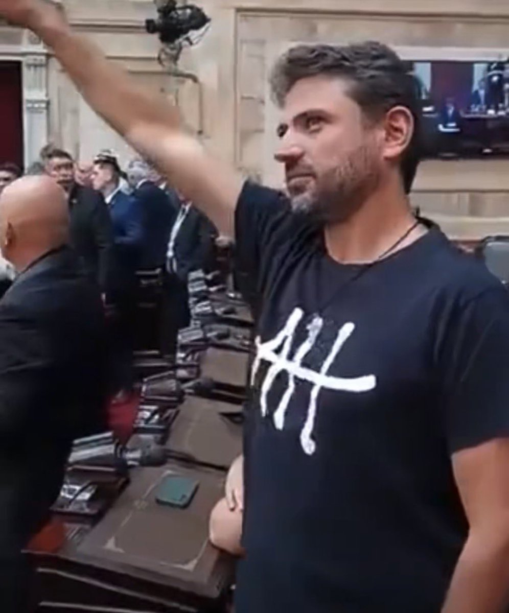 Itongadol's tweet photo. Repudiable. Argentina. El saludo nazi de Juan Grabois, diputado de Unión por la Patria, durante la apertura de sesiones ordinarias en el Congreso, en un claro gesto contra el presidente Milei
@JuanGrabois @MauroBerenstein @AmirOhana @Israel_katz @gidonsaar @JMilei @AmichaiChikli https://t.co/SFBfdr3hib