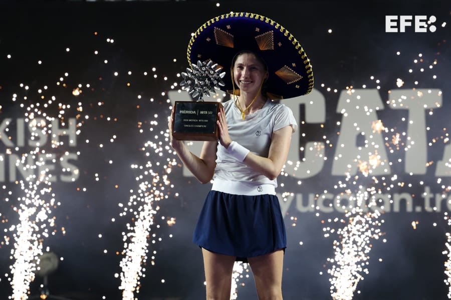 EFEdeportes's tweet photo. 🏆 Cristina Bucsa conquista su primer título WTA 500 en Mérida (México).

🎾 La tenista española, que había eliminado en semifinales a Paolini, venció en la final a la polaca Magdalena Frech por 6-1, 4-6 y 6-4.

🔝 Asciende del puesto 63 al 31 del ránking mundial.

#MeridaOpen https://t.co/fw0YTN4CWw