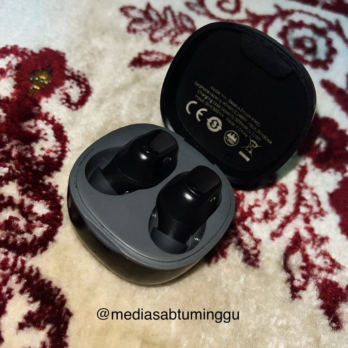 Apa ‘senjata’ di pekerjaan lu? TWS! Iya, wartawan gak bisa kerja tanpa TWS. Benda kecil di kuping itu bahkan sudah jadi starter pack tempur.

Kok bisa? Sini gue kasih paham. Jadi, salah satu tugas wartawan itu mewawancarai narasumber. Bisa dalam bentuk tanya jawab di konferensi