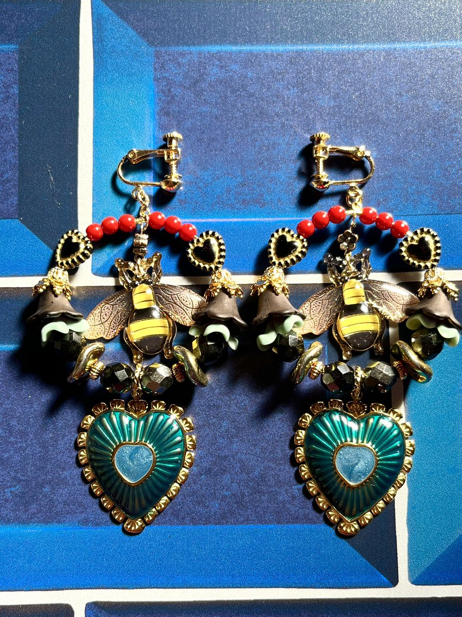 赤×黒×ブルーグリーンのノーブルなカラーの耳飾りもございます🐝