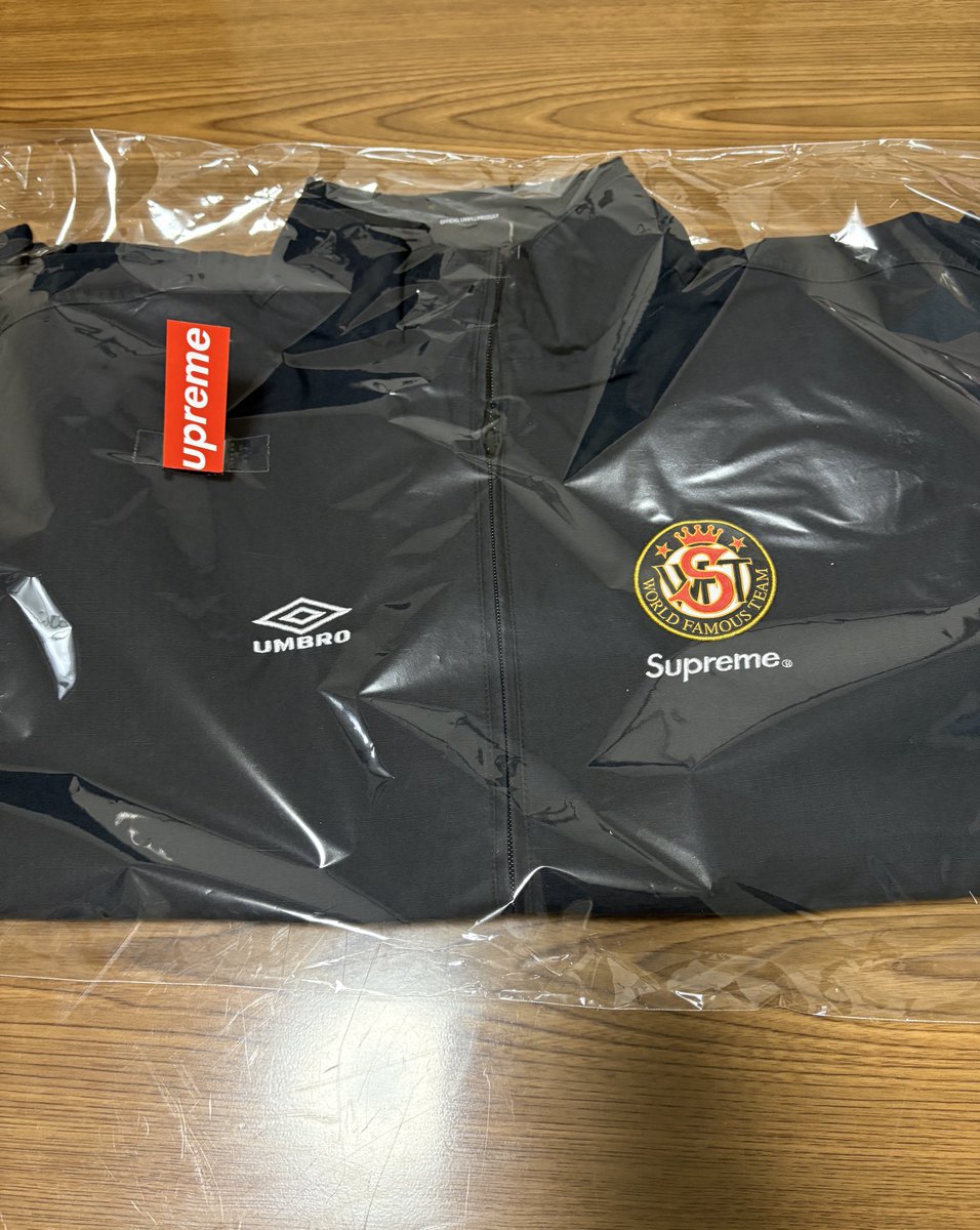 FamilyCream's tweet photo. シュプ立ち上げ
アンブロトラジャケとバックパック届きました🛫
ノベルティとりあえず保管しときますか👑 https://t.co/1vC9axfU0M