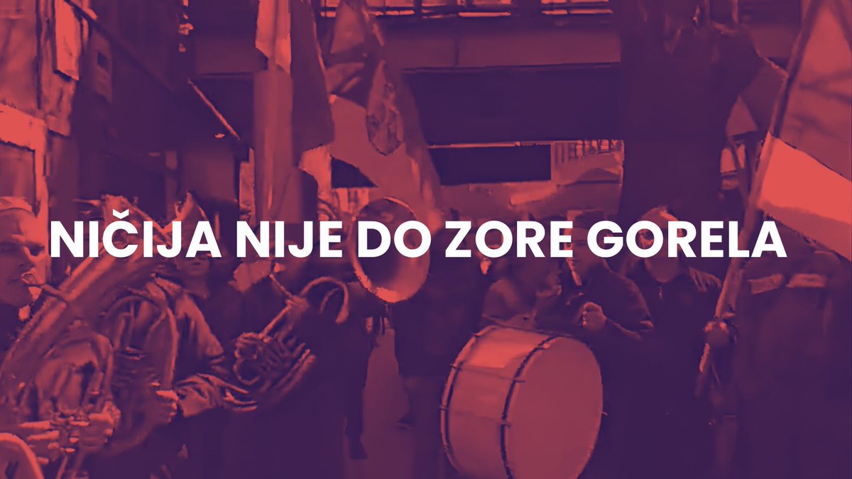 samokozenose's tweet photo. Danas smo dobili potvrdu da se mojoj mami, nakon 5 godina nezakonitog rada na određeno vreme i na minimalcu, zvanično ne produžava ugovor na odeljenju za urbanizam u Opštinskoj upravi u Rumi.

Pre oko godinu dana, mama me je pozvala i rekla da ima ozbiljnih problema na poslu jer sam ja javno podržala proteste i pobunu protiv režima.
Između ostalog, na jednom od sastanaka rumskog odbora SNS-a, tema smo bile upravo nas dve. Ne samo tema, već su moje fotografije sa protesta kružile prostorijom.

Podsećanja radi, rukovodstvo Opštine Ruma je organizovalo trubače da sviraju tokom šesnaestominutne tišine, na dan kada je umrla šesnaesta žrtva.

Obećala sam mami da me neće videti na protestima u mom rodnom gradu.
Od tog momenta, ugovor joj je produžavan na mesec dana. Na kašičicu! I to redovno uz komentar da bi njena ćerka trebalo da se primiri.

Shvatili su da prete u prazno i kap neposlušnosti koja je prelila čašu je bilo neodazivanje na kontraskupove.

Moja samohrana mama ovim otkazom može samo da se ponosi. Da se ponosi svojim nesalomivim leđima i čistim obrazom.

A ja ti se, mama, javno izvinjavam što sam o ovome ćutala, iako si me ti tako zamolila. Nije trebalo.

I da nije moja, rekla bih vam da je heroina. ❤️