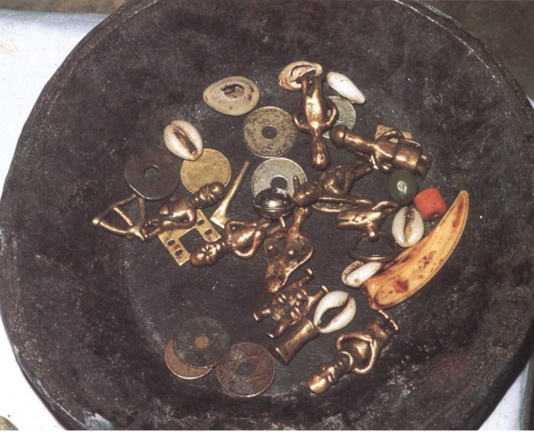 Ewawa divination system, believed to be second in hierarchy in the edo divination modus, practiced by ebo, specifically osun priests and priestesses. 

Ewáwá simply refers to the ability to reveal or spill unknown secrets. It's a divination modus that makes use of → of a brass