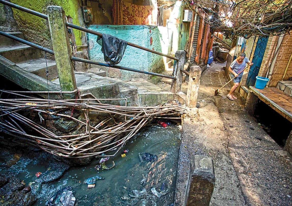 jornalextra's tweet image. Moradores da Rocinha desaprovam terminal de transportes na favela planejado pela prefeitura: 'Não adianta uma obra linda, e o morador pisando no esgoto' dlvr.it/TRF7d5