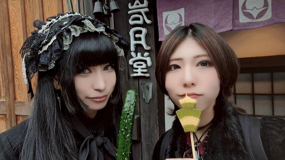 食べ歩きday～

酒のつまみのようなものを食べ歩きたがる私と
ちゃんと可愛いものを食べるあおちゃ

#魔女ふた旅