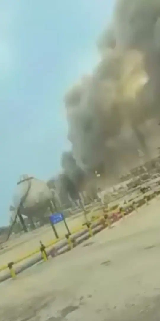 Babyf263's tweet photo. Iran strikes Saudi Arabia’s Aramco Ras Tanura oil refinery. This was carried out today, 2nd of March, 2026

#Dubai Kuwait Hezbollah "Saudi Arabia" Russia And China "Middle East" Trump Israel Iran "World War 3" https://t.co/ICfSY1yjBq